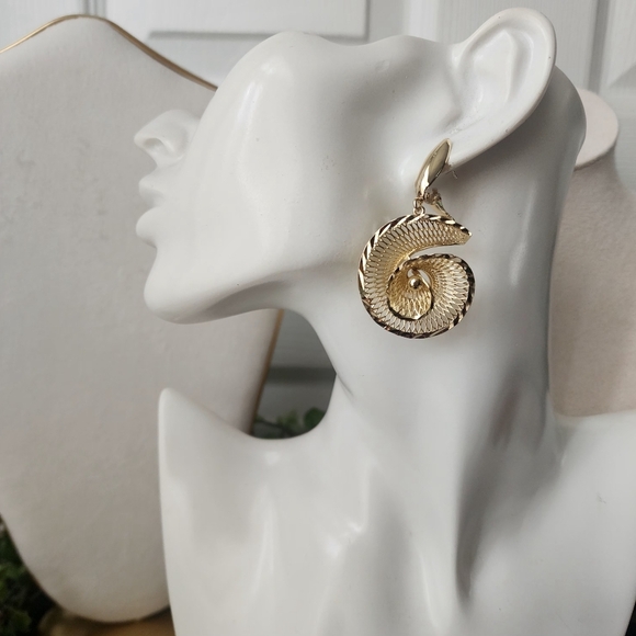 Gold Filled Shell Shape Mesh Swirl Drop Earrings - Picture 7 of 8